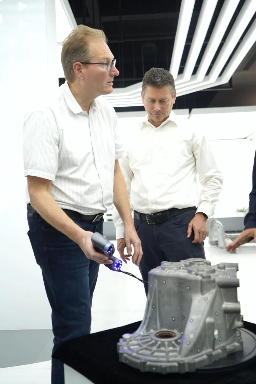 海克斯康便携式计量设备总经理BITZI Pirmin、首席激光追踪研发总监MAKSIMOVIC Veroljub等率代表团再次到访中观